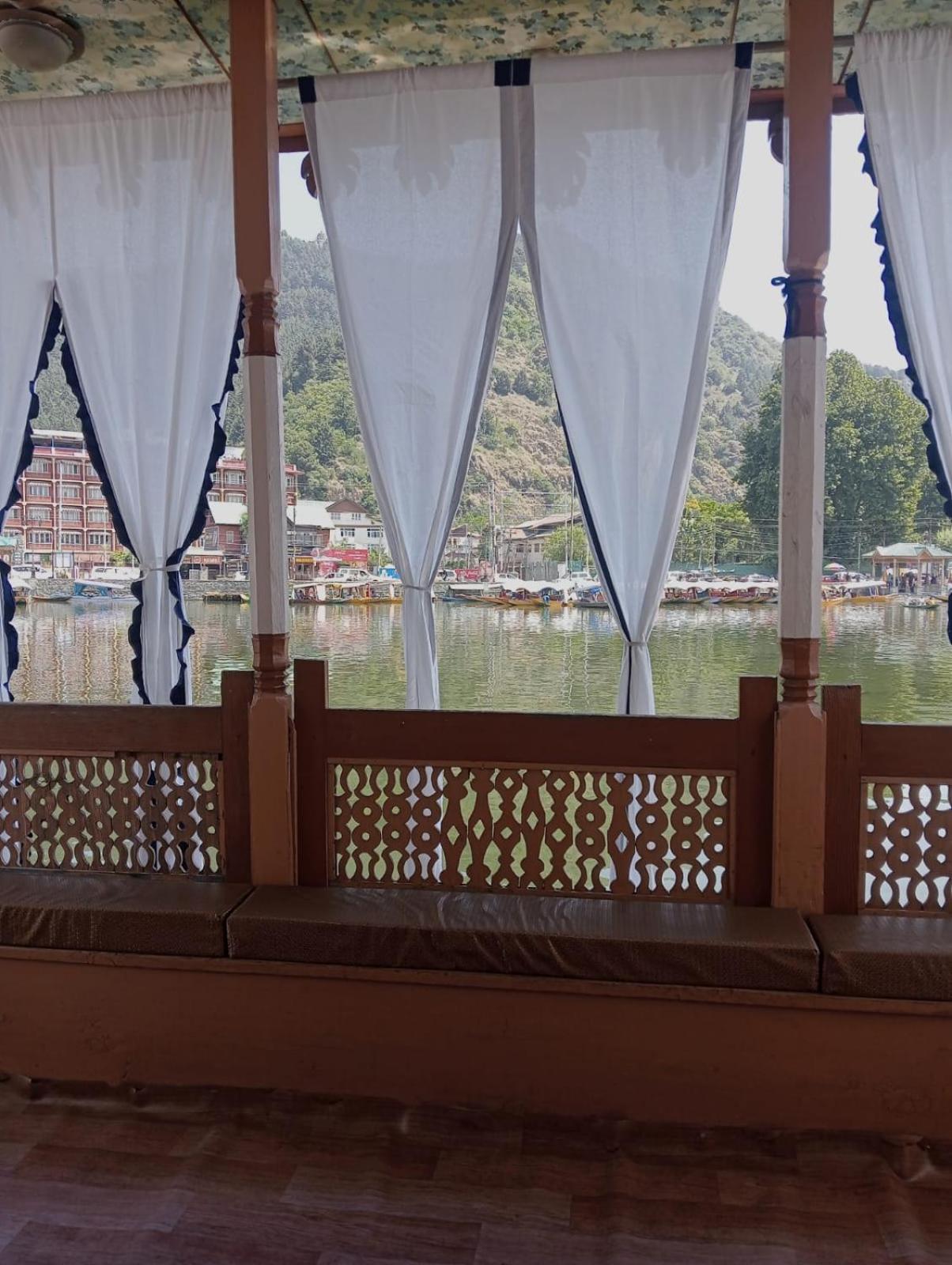 New Lakes Crown Group Of Houseboats Srinagar  Exterior photo