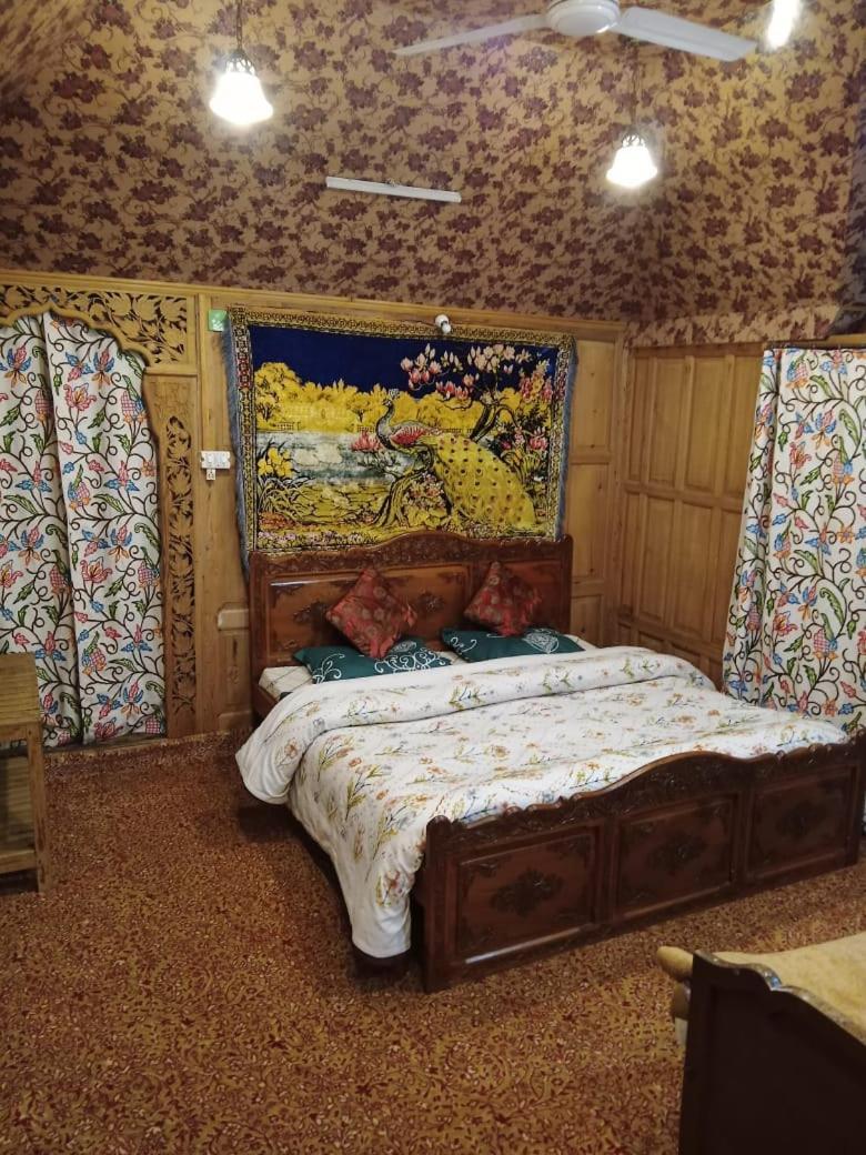 New Lakes Crown Group Of Houseboats Srinagar  Exterior photo