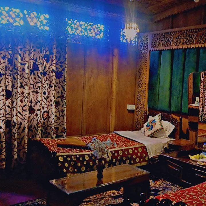 New Lakes Crown Group Of Houseboats Srinagar  Exterior photo