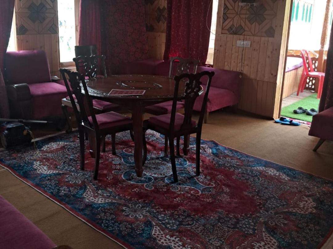 New Lakes Crown Group Of Houseboats Srinagar  Room photo